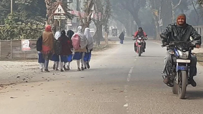 তাপমাত্রা কমেছে ১ ডিগ্রি সেলসিয়াস, তবুও স্বস্তি