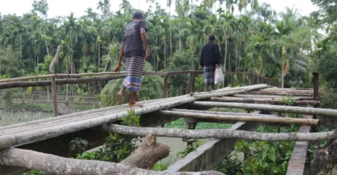 লোহার সেতুর ওপর বাঁশের সাঁকোতে এক যুগ পেরিয়ে গেছে