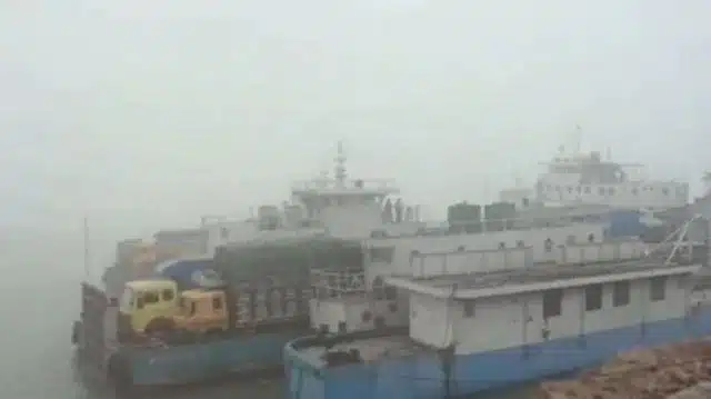দৌলতদিয়া- পাটুরিয়া নৌপথে ফেরি চলাচল বন্ধ