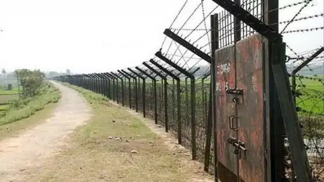 সীমান্তে পুকুরের মধ্যে দেয়াল তুলছে বিএসএফ, সতর্ক বিজিবি
