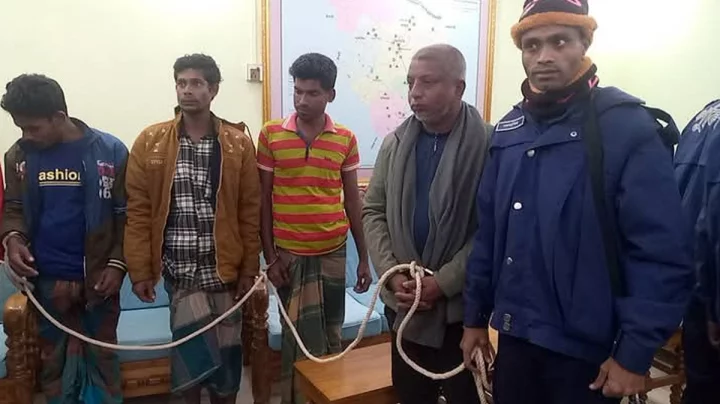 ঝিনাইগাতীতে অবৈধ বালুর গাড়ি আটক করায় ইউএনও অফিস ঘেরাও