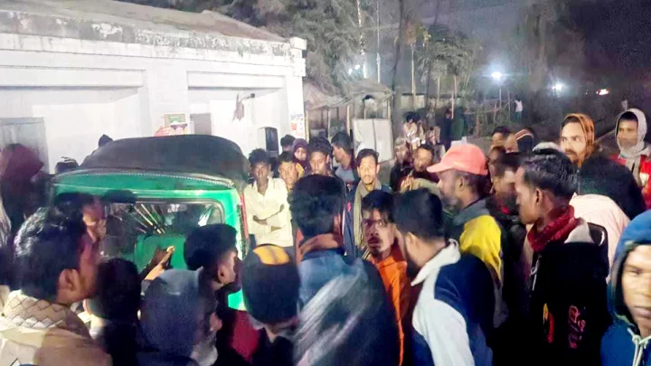 শান্টিং ট্রেনের ধাক্কায় সিএনজি ও রিকশা, চালক-যাত্রীসহ আহত ৪