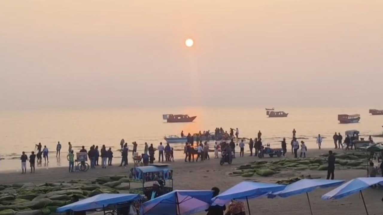 নতুন সূর্য উপভোগ করতে কুয়াকাটায় পর্যটকদের ভিড়