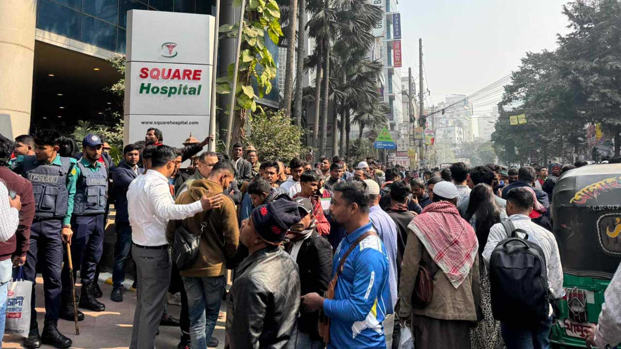 টিকা না পেয়ে সড়ক অবরোধ করেছেন প্রবাসীরা