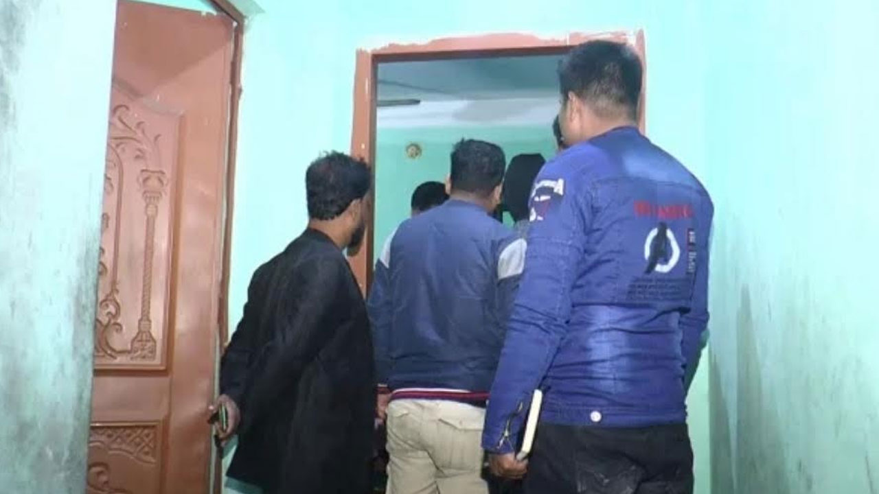 নরসিংদীতে ঘরে ঢুকে কিশোরীকে কুপিয়ে হত্যা, মা গুরুতর আহত