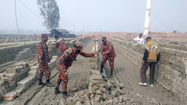 লালমনিরহাটে অনুমোদনহীন ৪টি ইটভাটায় ৫ লাখ টাকা জরিমানা