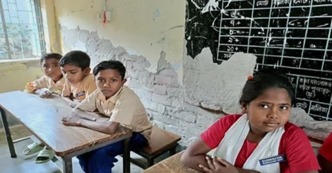 সিরাজগঞ্জে ঝুঁকিপূর্ণ ভবনে চলছে পাঠদান, আতঙ্কে শিক্ষার্থীরা
