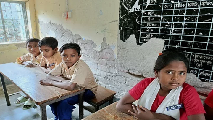 সিরাজগঞ্জে ঝুঁকিপূর্ণ ভবনে চলছে পাঠদান, আতঙ্কে শিক্ষার্থীরা