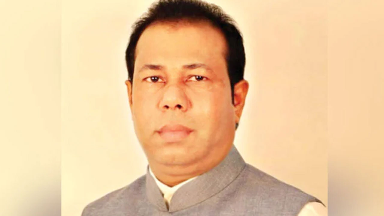 শেখ হাসিনার সেই পিয়নের দেশত্যাগে নিষেধাজ্ঞা