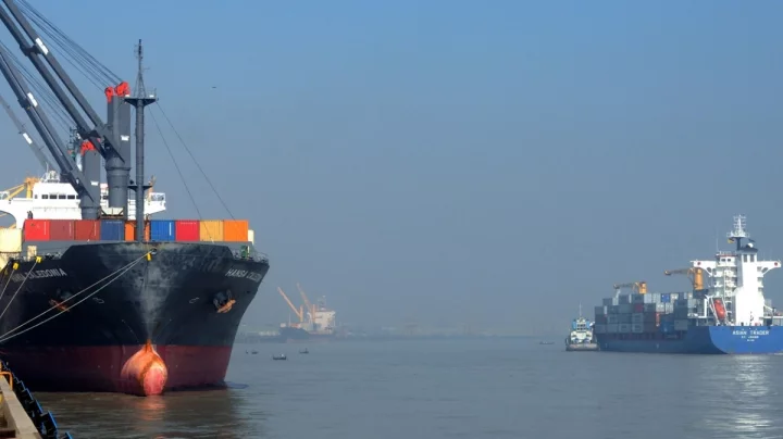 ভারত-মিয়ানমার থেকে ৩৭ হাজার টন চালবাহী দুটি জাহাজ চট্টগ্রাম বন্দরে