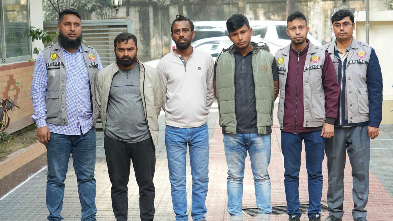 চাদর দিয়ে শেড তৈরি করে তালা কেটে দোকানে ঢোকে চোররা