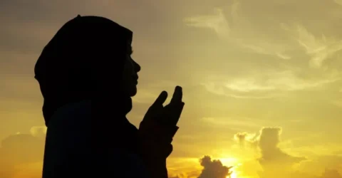 যে ৫ গুণে মহান আল্লাহর প্রিয় হওয়া যায়