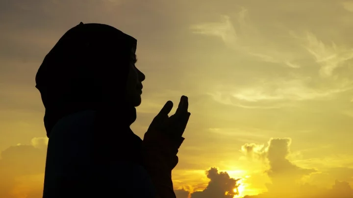 যে ৫ গুণে মহান আল্লাহর প্রিয় হওয়া যায়