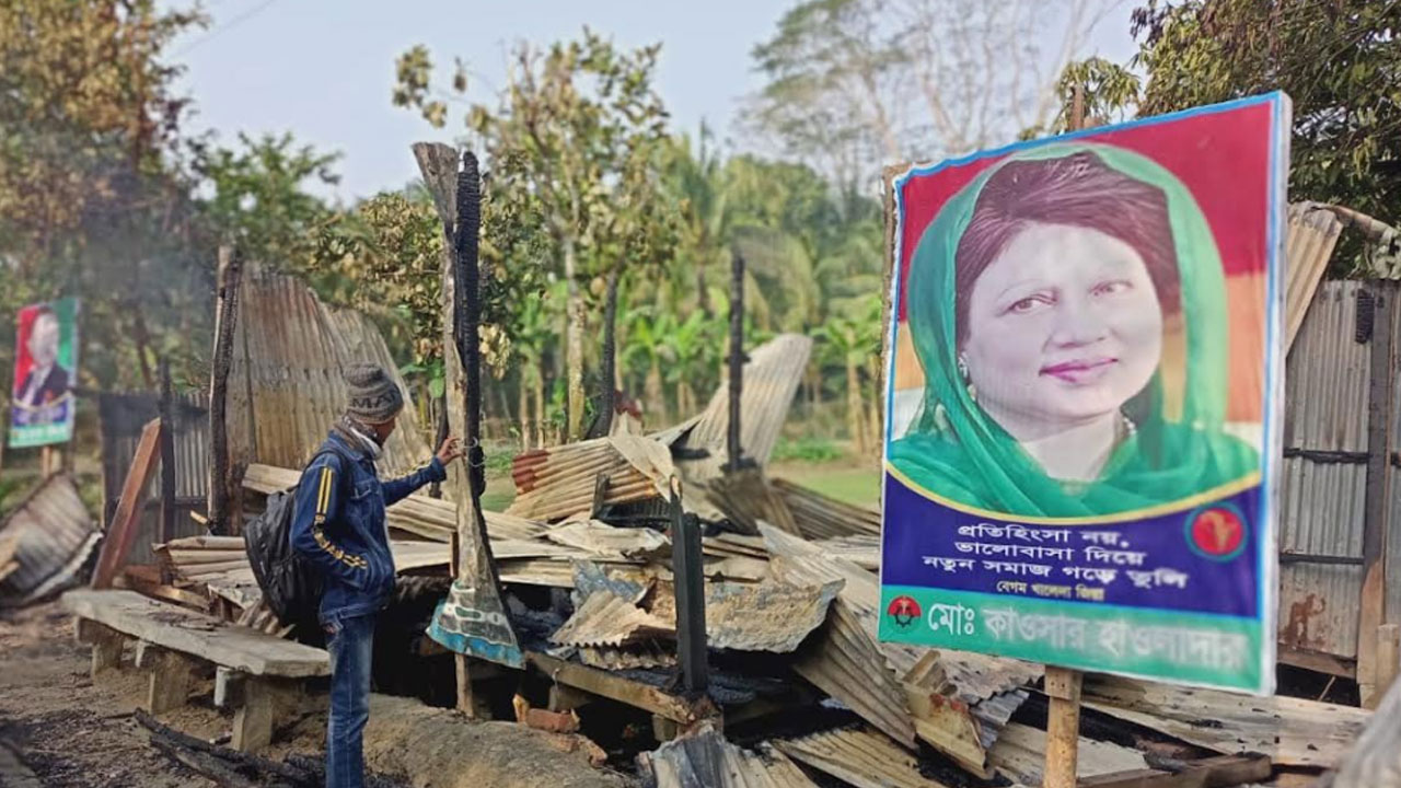 বাউফলে গভীর রাতে বিএনপি কার্যালযয়ে দুর্বৃত্তদের আগুন
