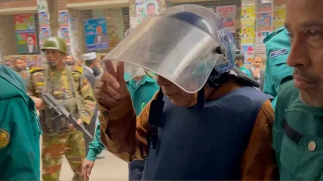 লিফটে না তুলে সিঁড়ি দিয়ে আদালতে নেওয়া হলো সাবেক খাদ্যমন্ত্রীকে