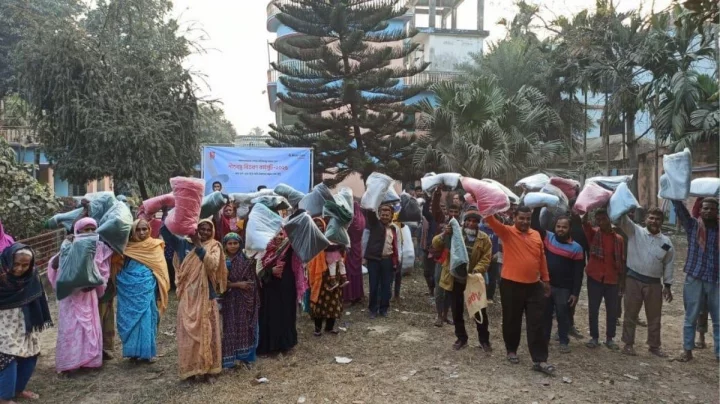 ঠাকুরগাঁও ও কুড়িগ্রামে আমান গ্রুপের শীতবস্ত্র বিতরণ