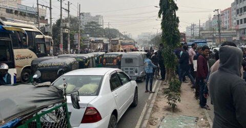 ট্রাফিকের মামলার প্রতিবাদে মহাখালী বাস টার্মিনালের রাস্তা অবরোধ