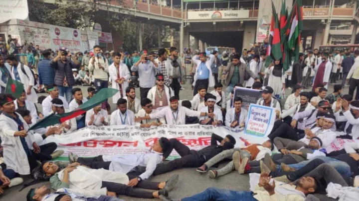 চার দফা দাবিতে ম্যাটস শিক্ষার্থীদের শাহবাগ মোড় অবরোধ