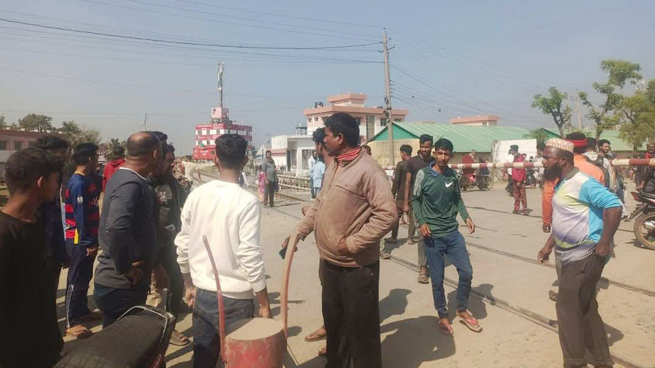 মোংলায় ট্রেনের ধাক্কায় শিশুর মৃত্যু, স্থানীয়দের বিক্ষোভ