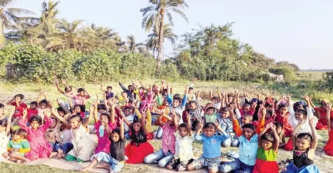 মিরসরাইয়ে স্কুল না থাকায় খোলা আকাশের নিচে পড়ালেখা করে ১০৫ শিশু