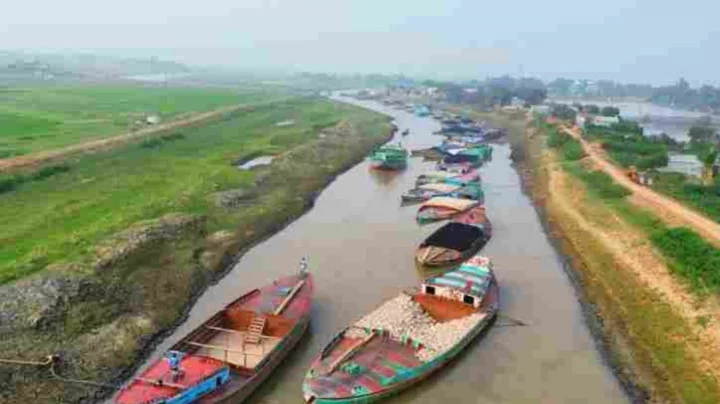 ১০ দিন ধরে চার কিলোমিটার জটে আটকা নৌ-যান