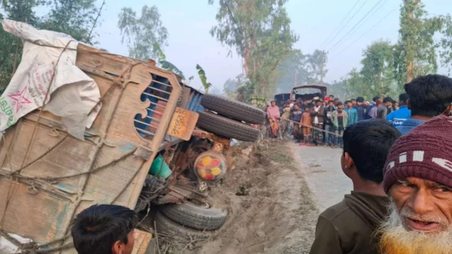 নিয়ন্ত্রণ হারিয়ে বসতঘরে মালবাহী ট্রাক, প্রাণ গেল ঘুমন্ত নারীর