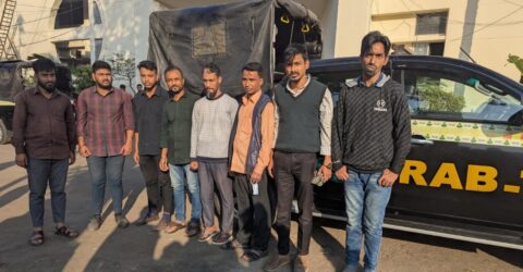 চট্টগ্রাম মেডিকেল থেকে ১১ দালাল আটক
