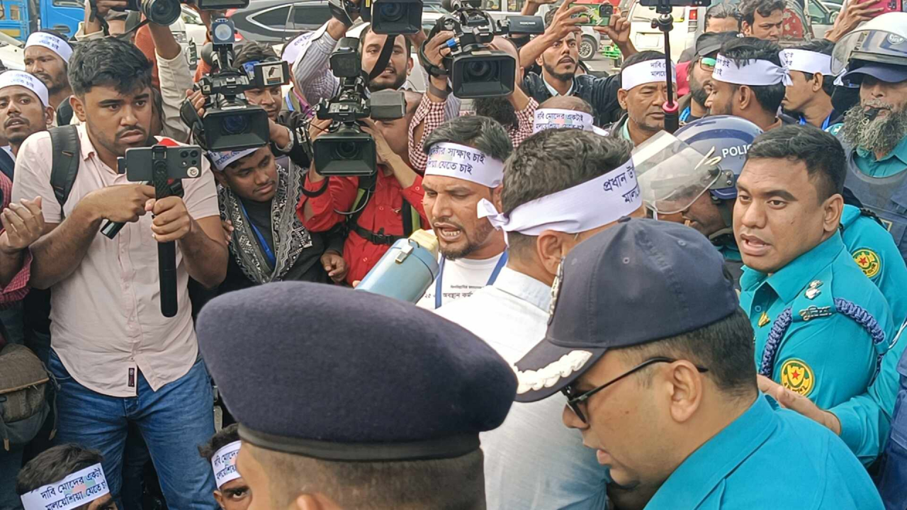 কারওয়ান বাজার থেকে আন্দোলনকারীদের সরিয়ে দিলো পুলিশ