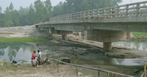 নির্মাণাধীন সেতুর নিচ থেকে বালু উত্তোলন, ধসে পড়ার শঙ্কা