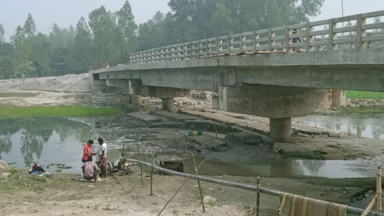 নির্মাণাধীন সেতুর নিচ থেকে বালু উত্তোলন, ধসে পড়ার শঙ্কা
