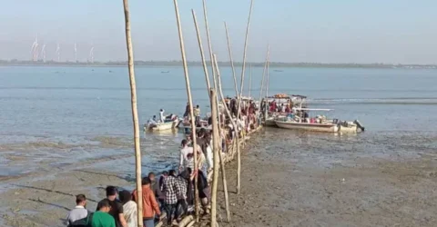 জেটিতে খরচ দেড় কোটি টাকা, তবু উঠতে হয় কাদা মাড়িয়ে