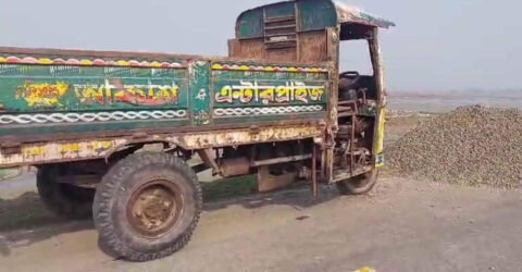 বাগেরহাটে নিয়ন্ত্রণ হারিয়ে পাথরের স্তুপে নসিমন, চালকসহ নিহত ২