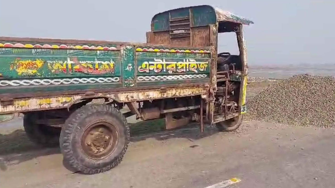 বাগেরহাটে নিয়ন্ত্রণ হারিয়ে পাথরের স্তুপে নসিমন, চালকসহ নিহত ২