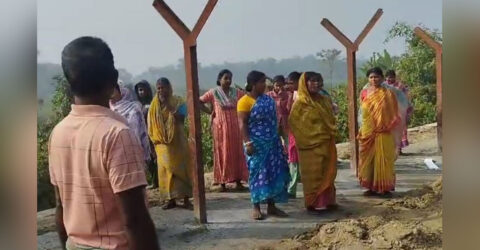 ভারতীয়দের বিক্ষোভের মুখে বিএসএফ, বন্ধ কাঁটাতারের বেড়া দেওয়ার কাজ