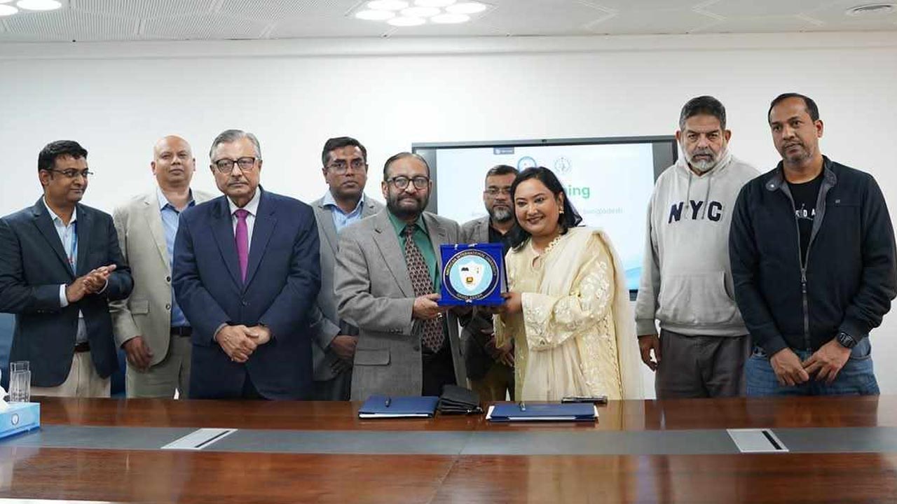 ৪ জন বাস্কেটবল খেলোয়াড়ের অনার্স বিনা বেতনে