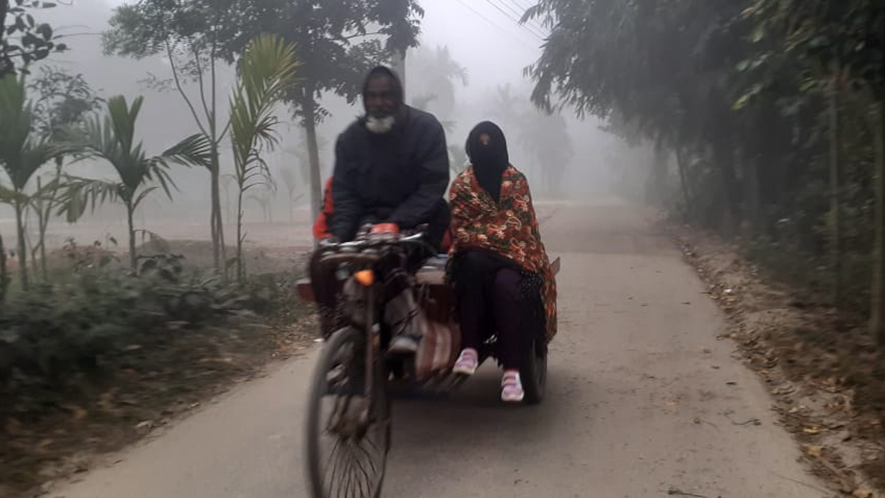 তাপমাত্রা মিলে গেল বিদায়ী বছরের ১ জানুয়ারির সঙ্গে ঘন কুয়াশার আবরণে পঞ্চগড়, কাবু হিমেল বাতাসে