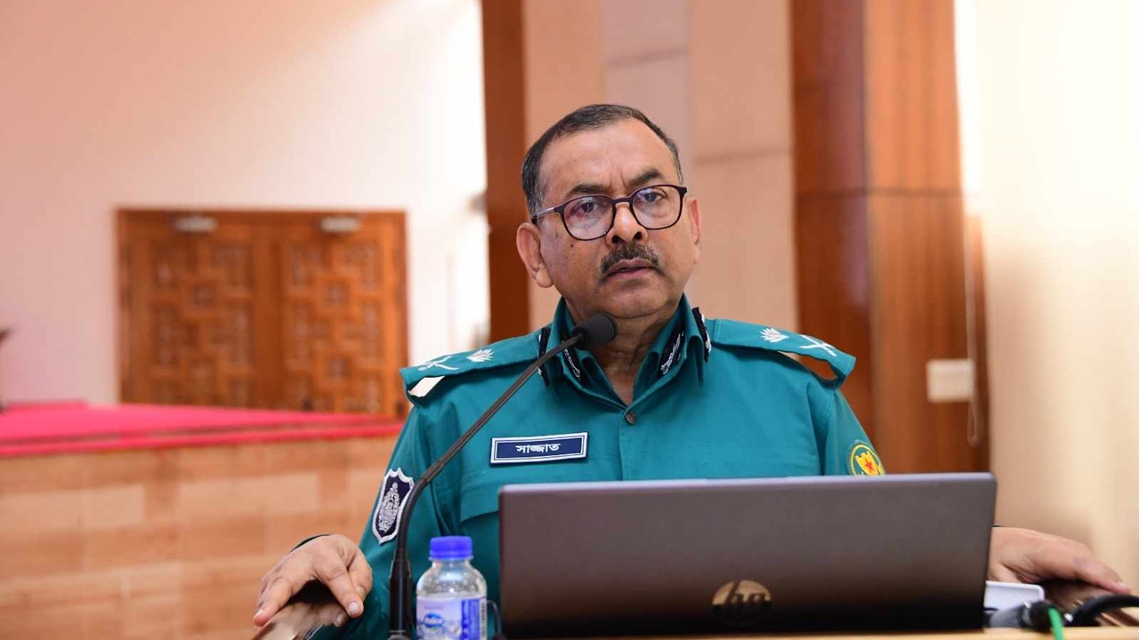 রাস্তা বন্ধ করে দাবি আদায়ের চর্চা বন্ধ করতে হবে : ডিএমপি কমিশনার