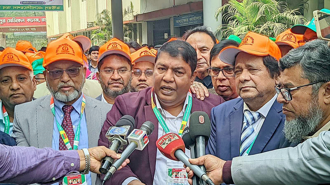 বাংলাদেশের স্বাস্থ্যখাত ধ্বংস হলে ভারতের লাভ হয় : ডা. ফরহাদ