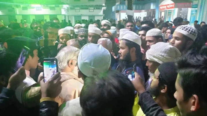 নামাজ নিয়ে কটূক্তির অভিযোগে সিলেট মাজারে অবরুদ্ধ পুলিশ