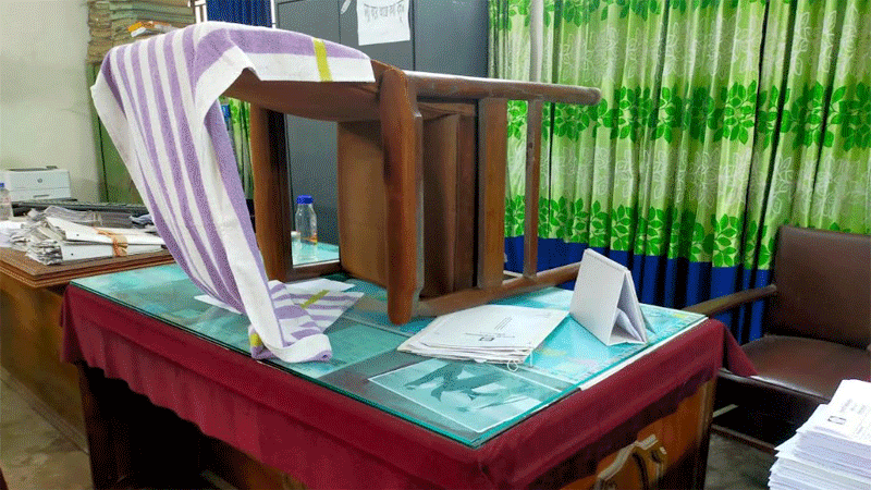 ইবি রেজিস্ট্রারের কার্যালয় ভাঙল ছাত্রদল, পদ ছাড়তে হুমকি