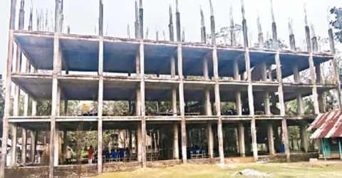 নির্মাণাধীন ভবনে ঝুঁকি নিয়ে চলছে পাঠদান