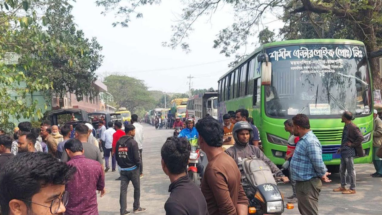 পুঠিয়ায় বিএনপির দুই গ্রুপের সংঘর্ষ, মহাসড়ক অবরোধ