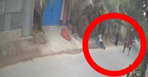 সম্পর্ক ভেঙে দেওয়ায় প্রেমিকার সামনেই প্রেমিকের বিষপান