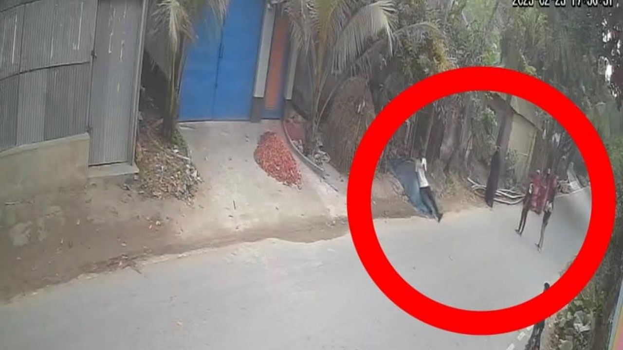 সম্পর্ক ভেঙে দেওয়ায় প্রেমিকার সামনেই প্রেমিকের বিষপান