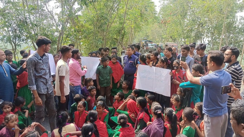 দুর্ঘটনায় দুই শিক্ষক নিহত: সালথায় মাহিন্দ্রা বন্ধের দাবি শিক্ষার্থীদের