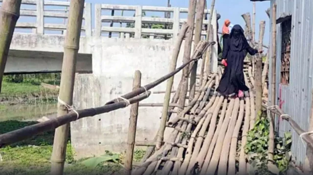 কোটি টাকার সেতুতে উঠতে হয় বাঁশের সিঁড়ি দিয়ে