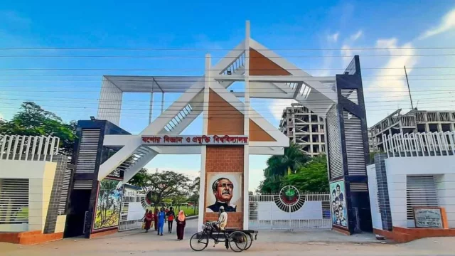 যবিপ্রবিতে শিক্ষার্থীদের দুপক্ষে সংঘর্ষ, প্রক্টরসহ আহত ৮