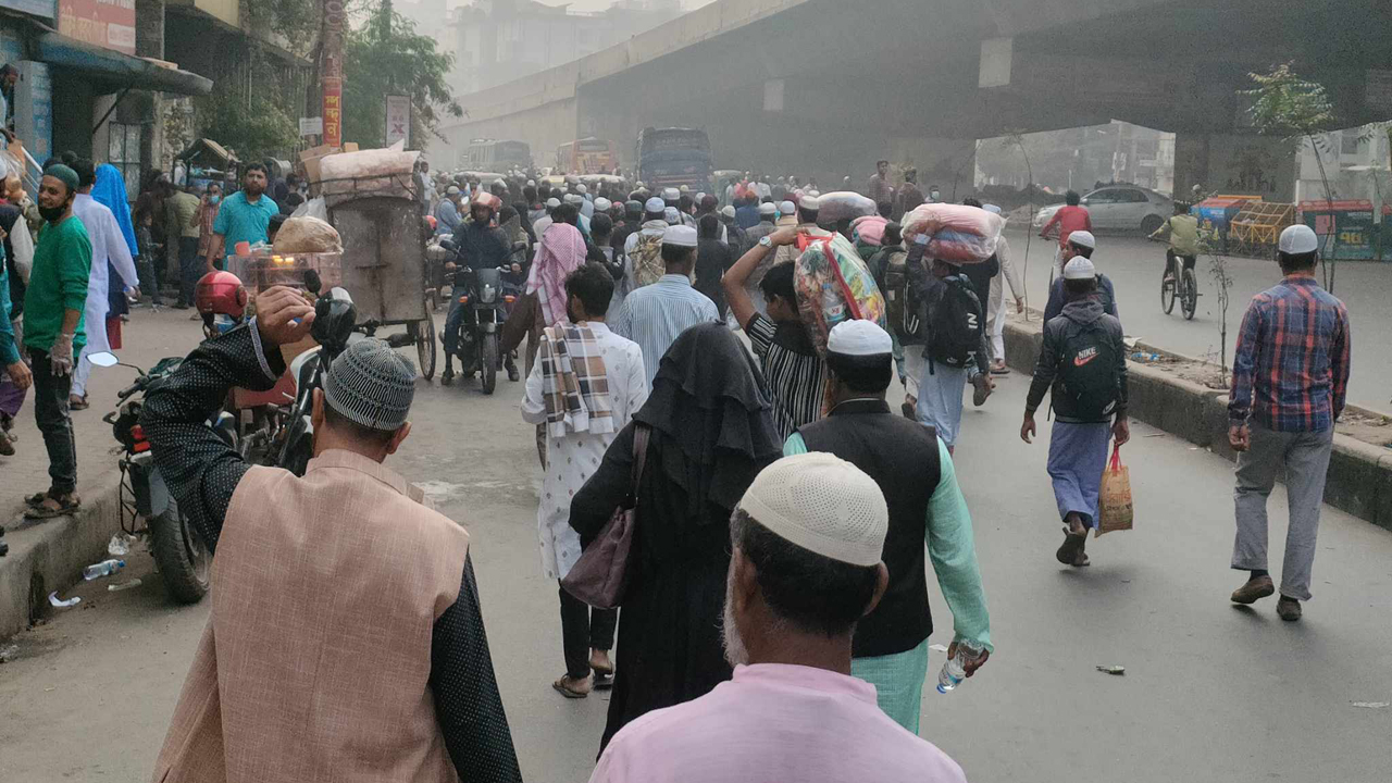 ১০ টাকার ভাড়া চাইছে ১০০ টাকা, পায়ে হেঁটেই রওনা হয়েছেন অনেকে