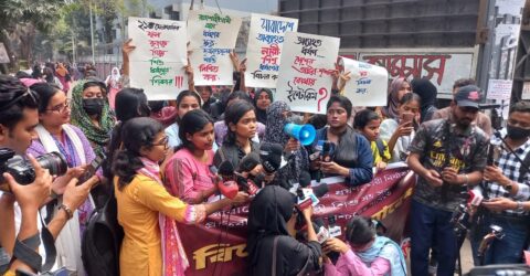 ধর্ষণ ও নারী নির্যাতনের প্রতিবাদে ইডেন কলেজ শিক্ষার্থীদের বিক্ষোভ