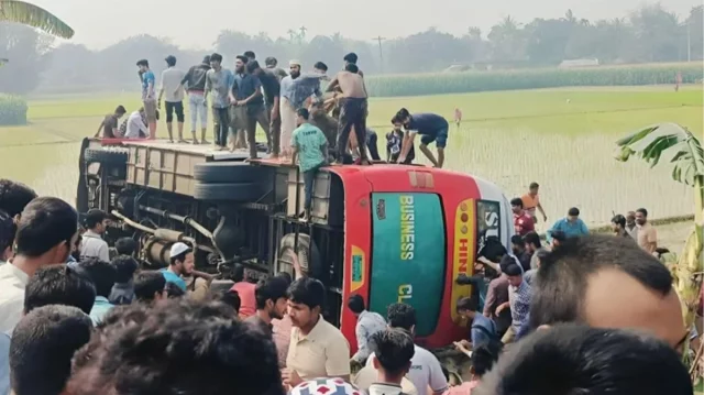 নিয়ন্ত্রণ হারিয়ে উল্টে গেল ইবি শিক্ষার্থীবাহী বাস, আহত ২৫